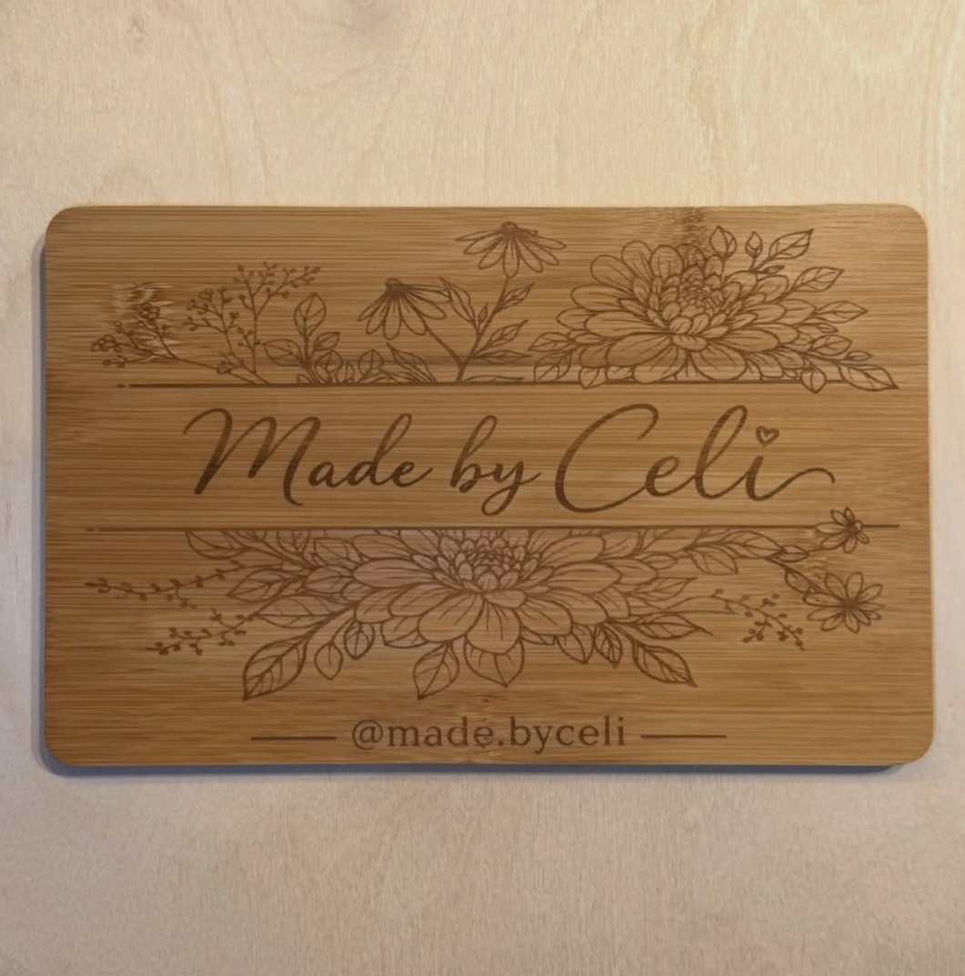 Made by Celi Holz-Brett mit floraler Gravur